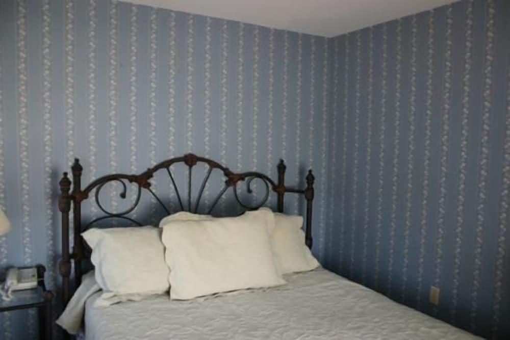 WoodStock Inn 23/43