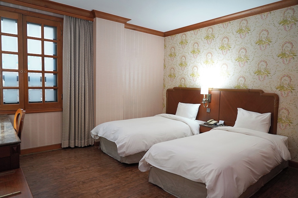 ROOM, TWIN BEDS