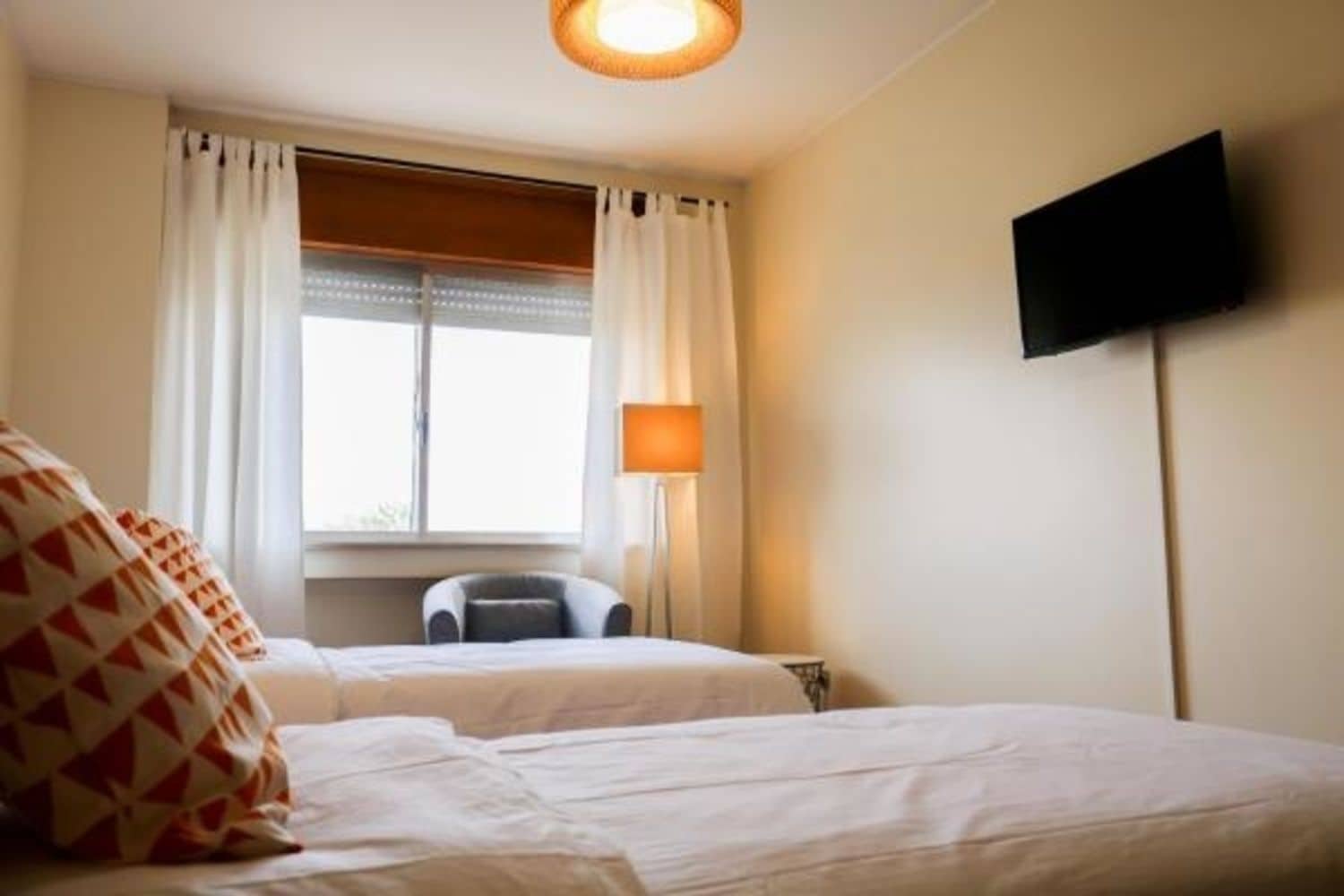 ROOM, TWIN BEDS, CITY VIEW, SHARED BATHROOM
