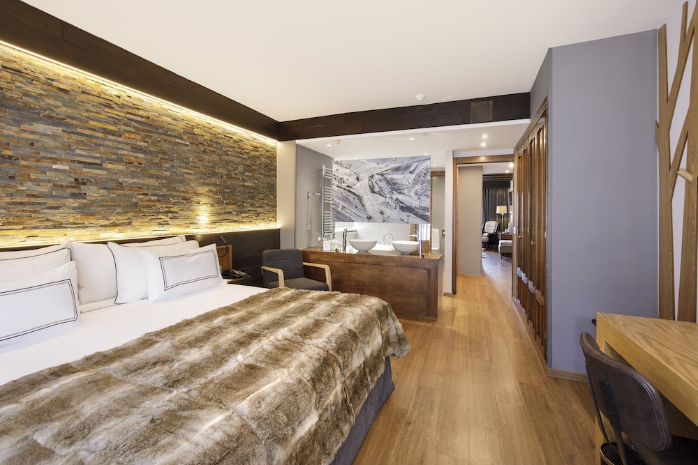 Grand, the Level, Suite, Queen and Twin Beds