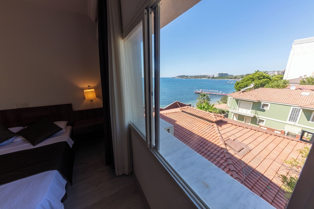 ROOM, TRIPLE, SEA VIEW, NO BALCONY