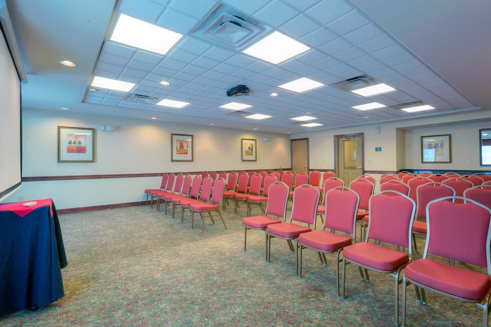 Country Inn and Suites by Radisson, Petersburg, VA 30/34