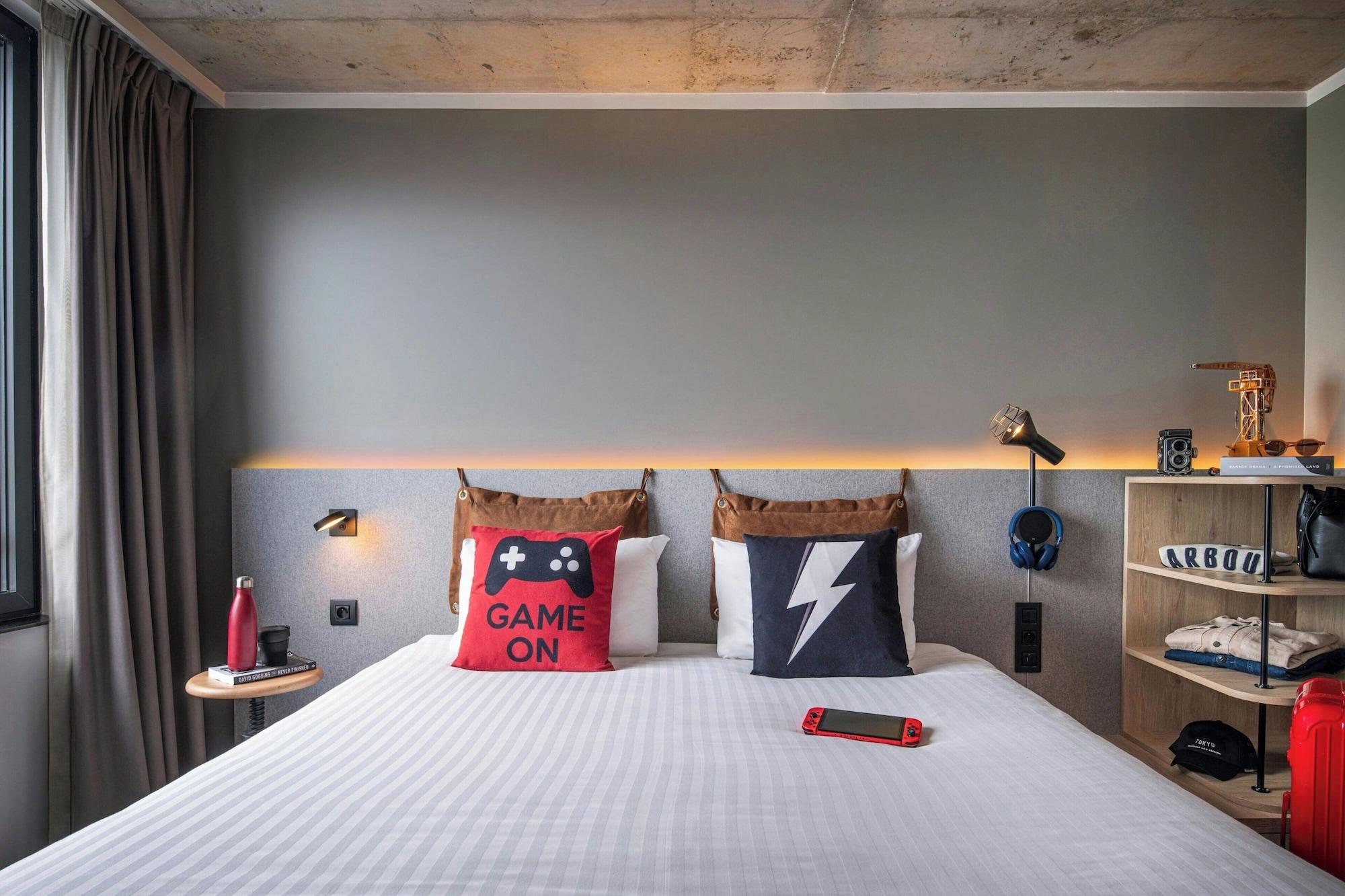 Moxy, Double Bed, Harbour View, Dual View