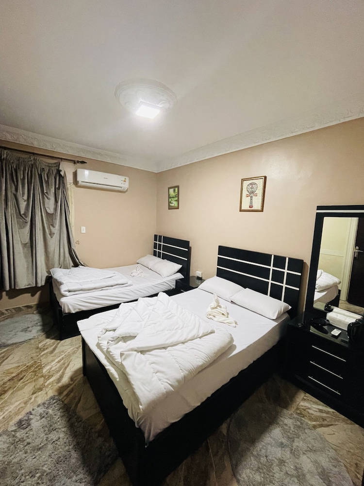 Three Giza Pyramids Inn 28/65