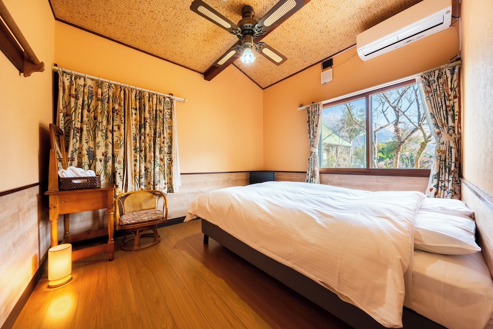 ECONOMY, DOUBLE BED, SHARED BATHROOM