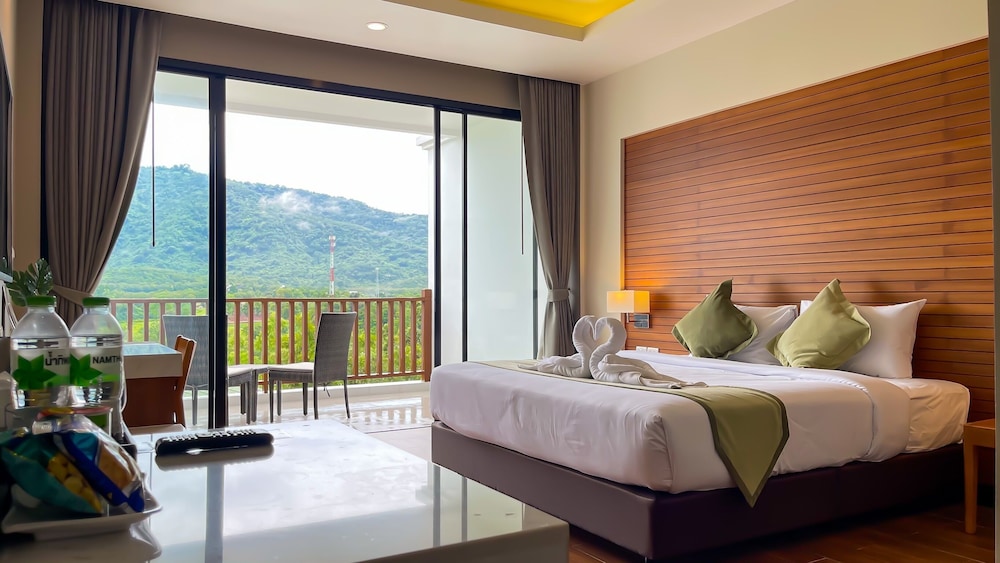 MOUNTAIN, DELUXE, KING BED, BATHTUB
