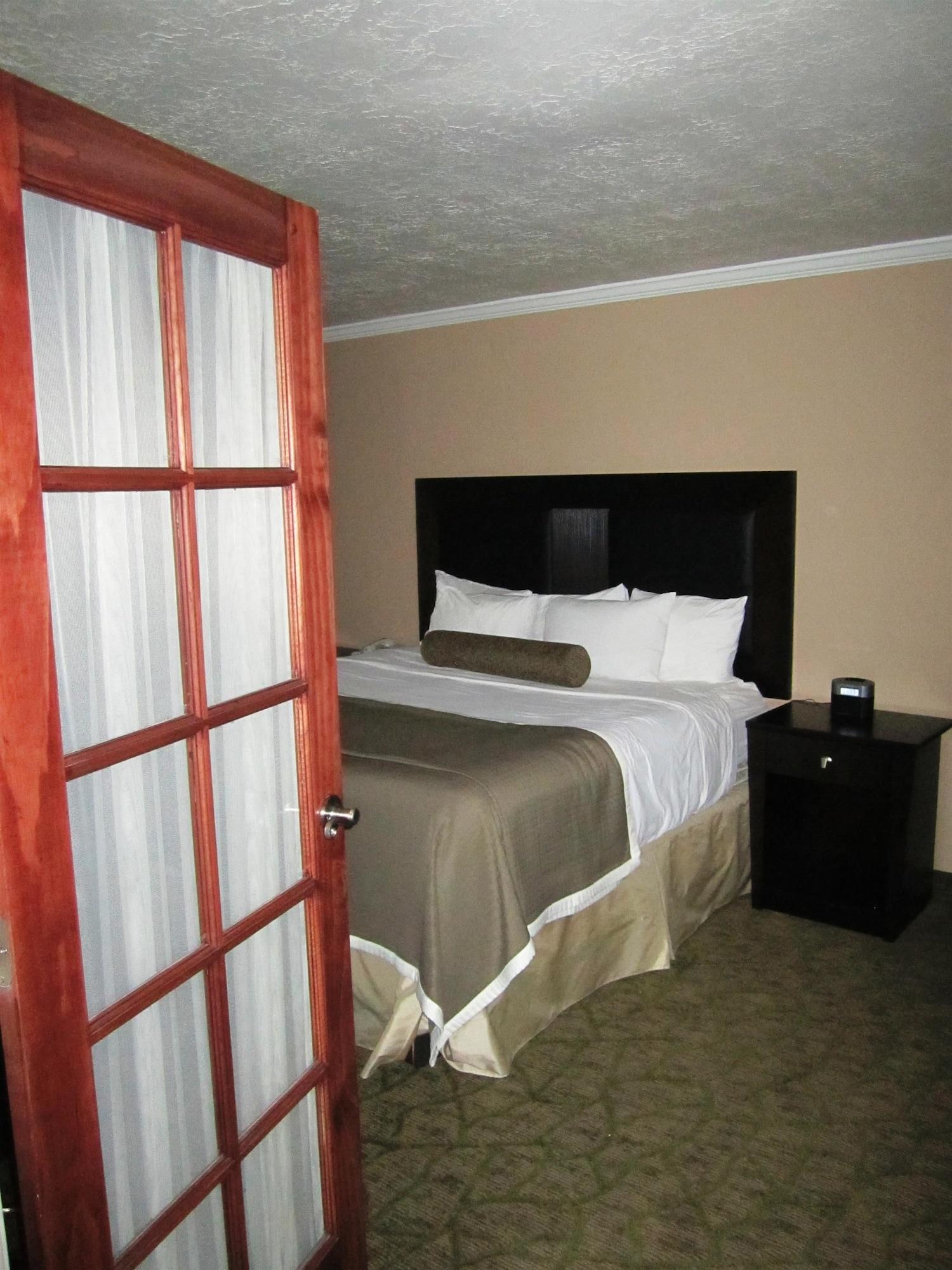 Suite, King Bed, Pool Side, Sofa