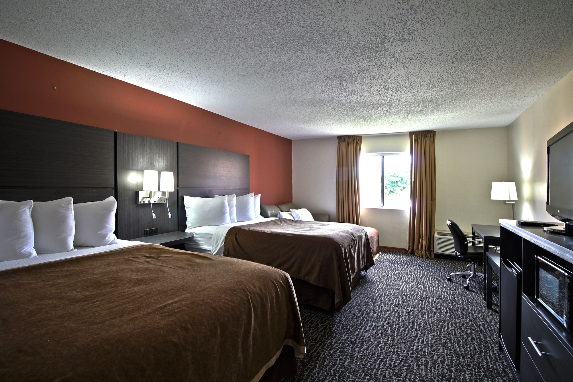 Premium, 2 Queen Beds, Courtyard View, Chicago Club Inn & Suites 6/10