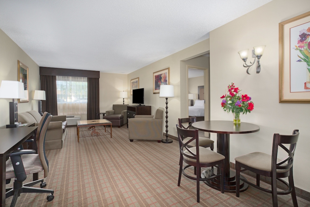 Holiday Inn Riverton Convention Center 32/64