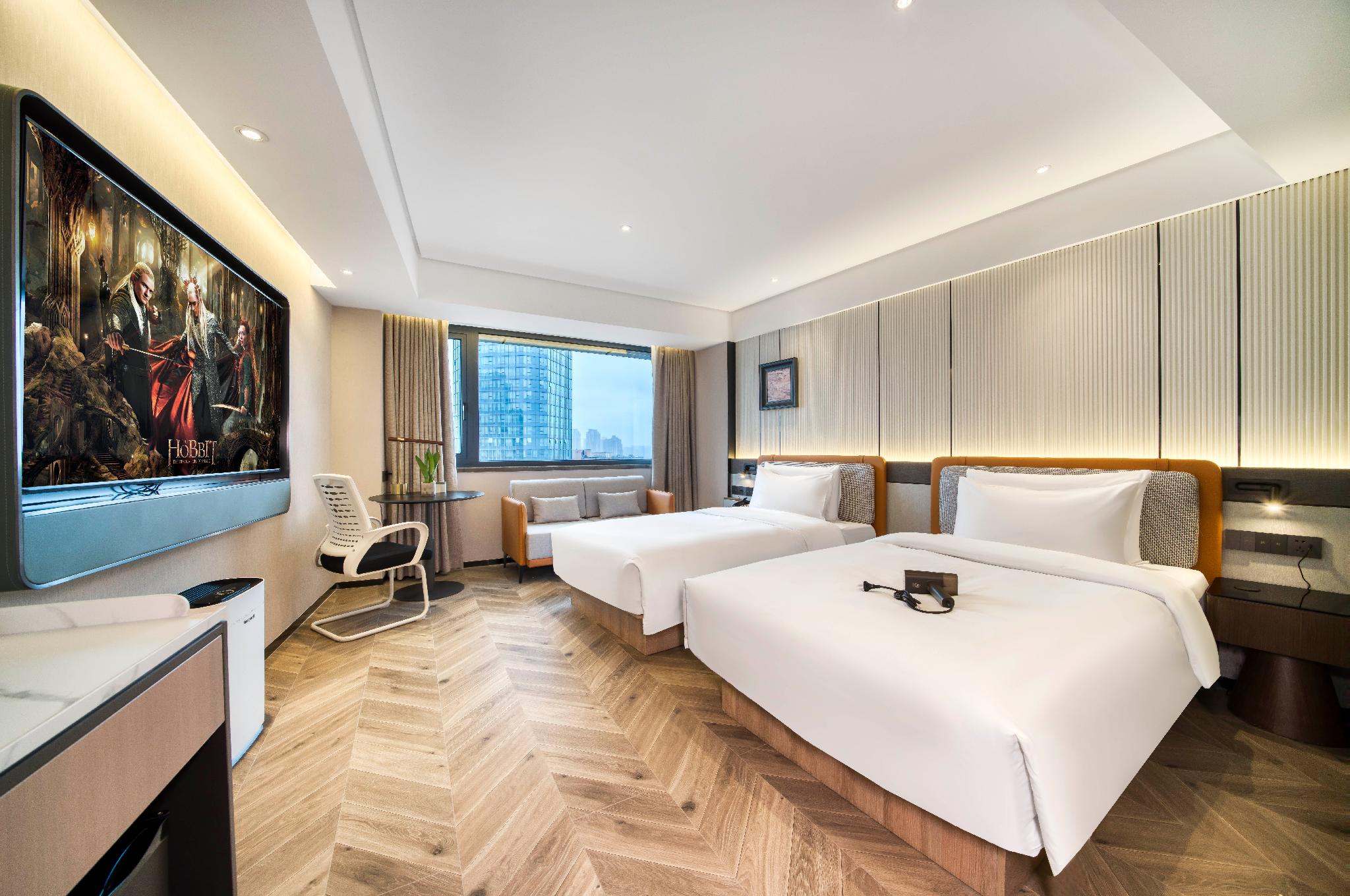 Jimu, Twin Beds, City View