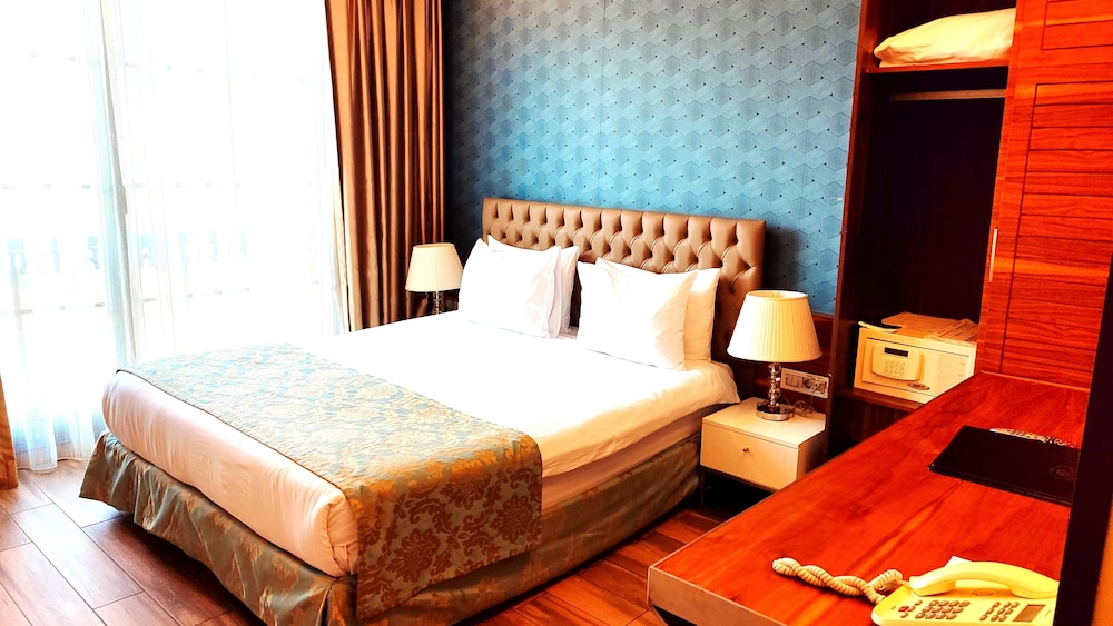 Old Port Hotel 23/65
