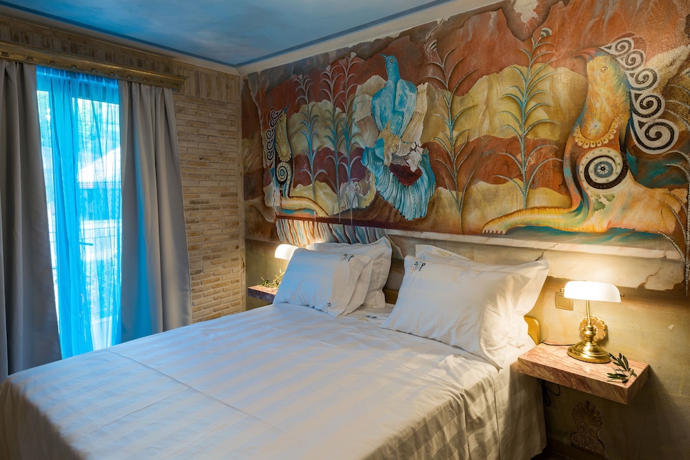 جناح فاخر بسرير كينج بإطلالة على الفناء بشرفة، Leda Suites 2/10