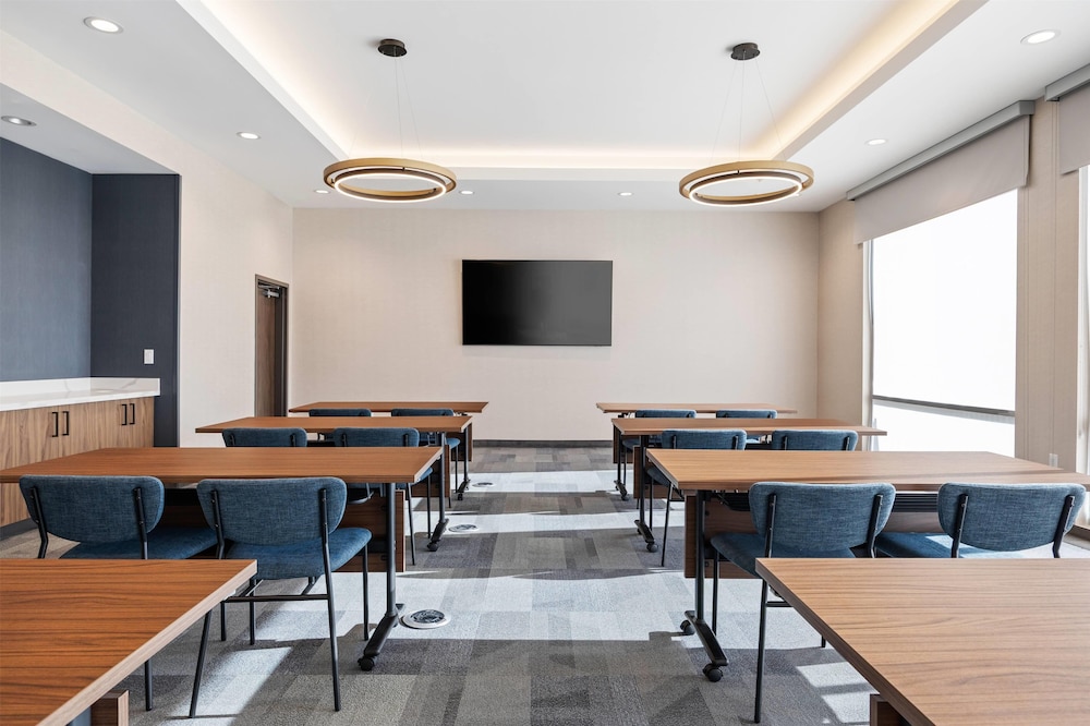 La Quinta Inn and Suites by Wyndham La Habra 48/60