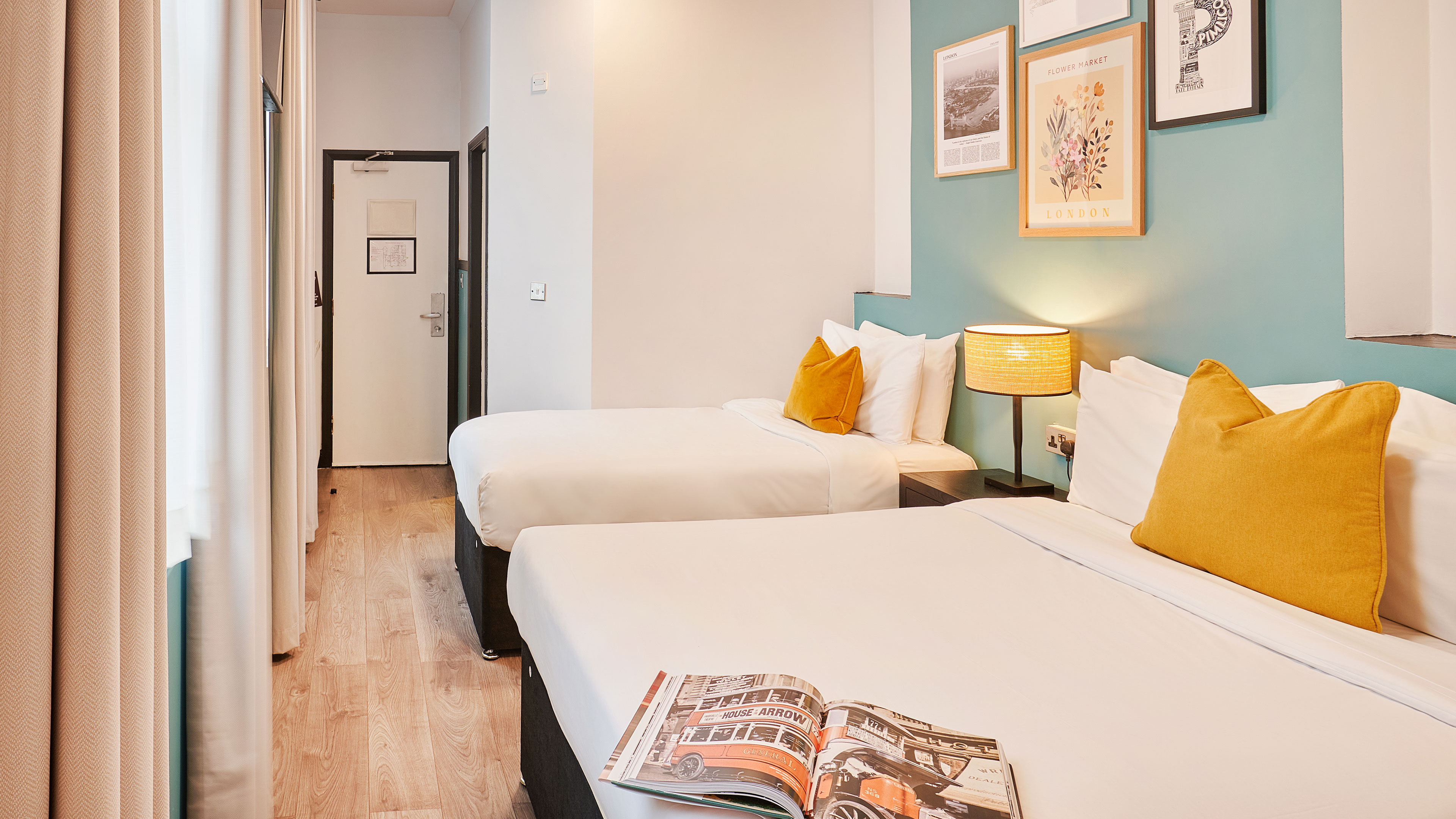 Huttons Hotel, Victoria London 29/63