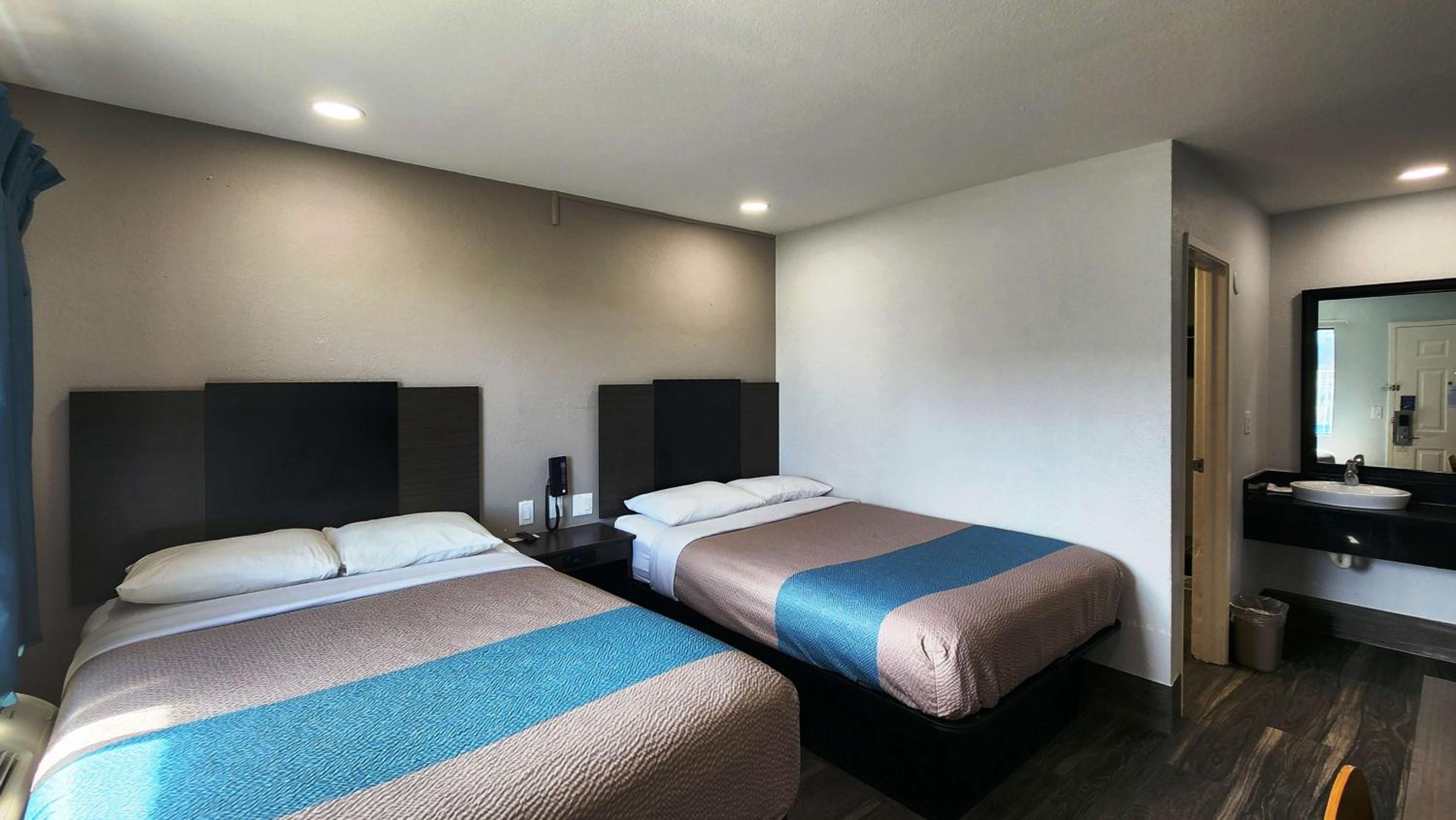ROOM, QUADRUPLE