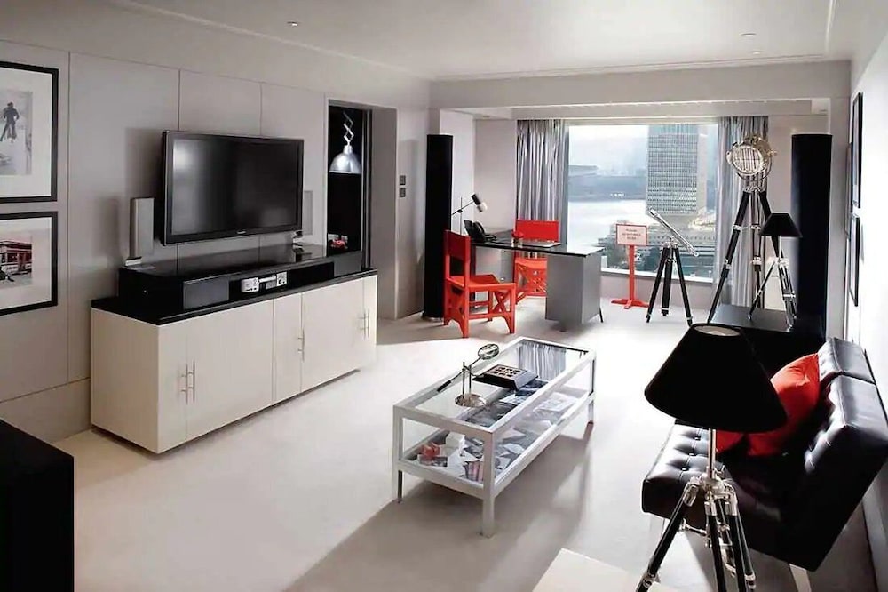 Mandarin Oriental Hong Kong 43/81