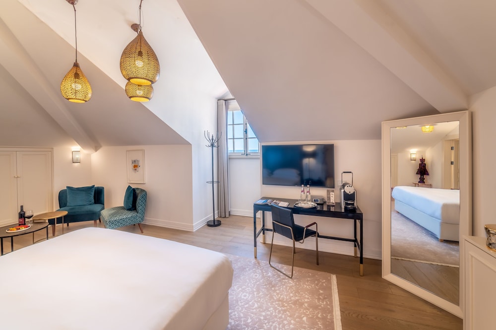 SUITE, STAIR ACCESS ONLY, ATTIC, ACCESSIBLE