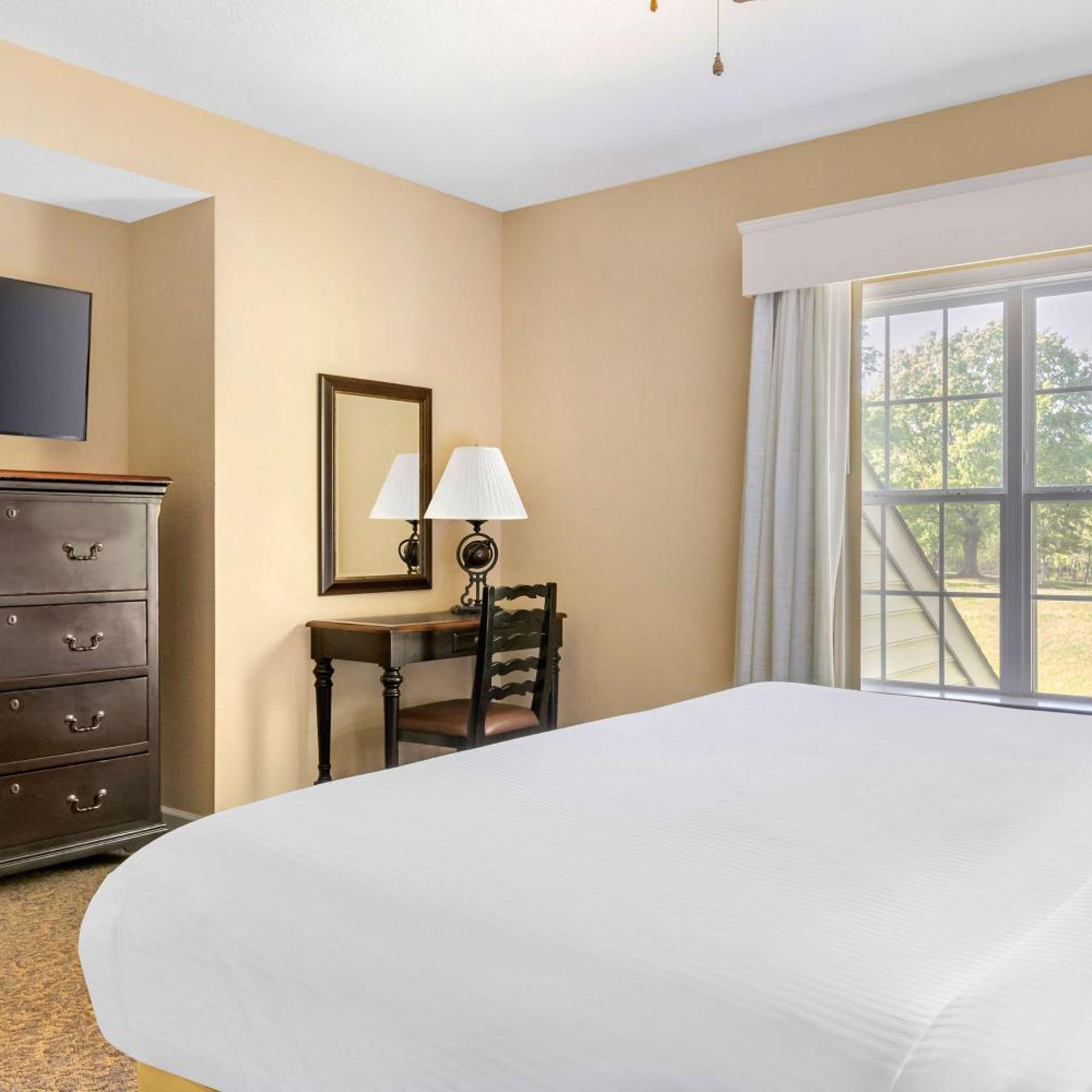 2 Bedrooms, Upstairs, Suite, King and Queen Bed, Sofa، Hilton Vacation Club The Historic Powhatan Williamsburg 7/29
