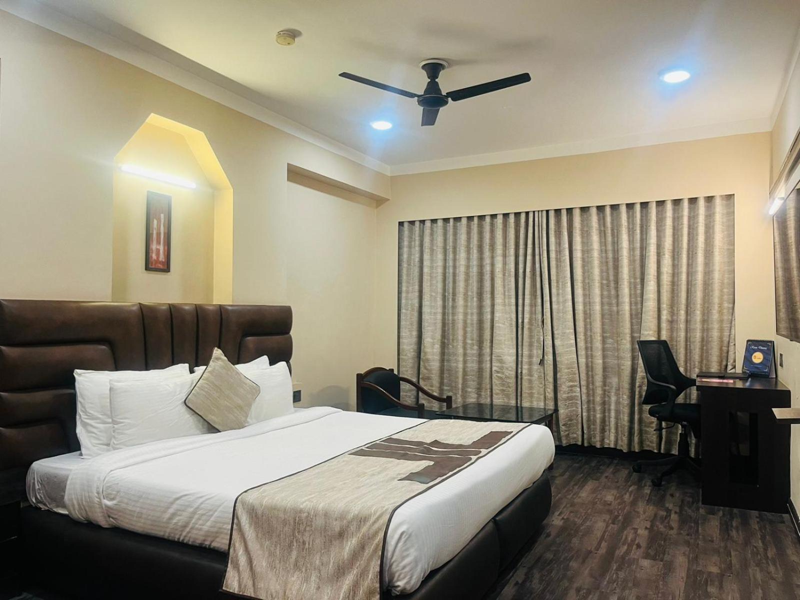 Oyo Premium Paltan Bazar 17/49
