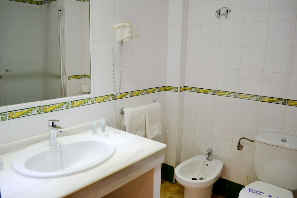 Tarik Hotel 12/63