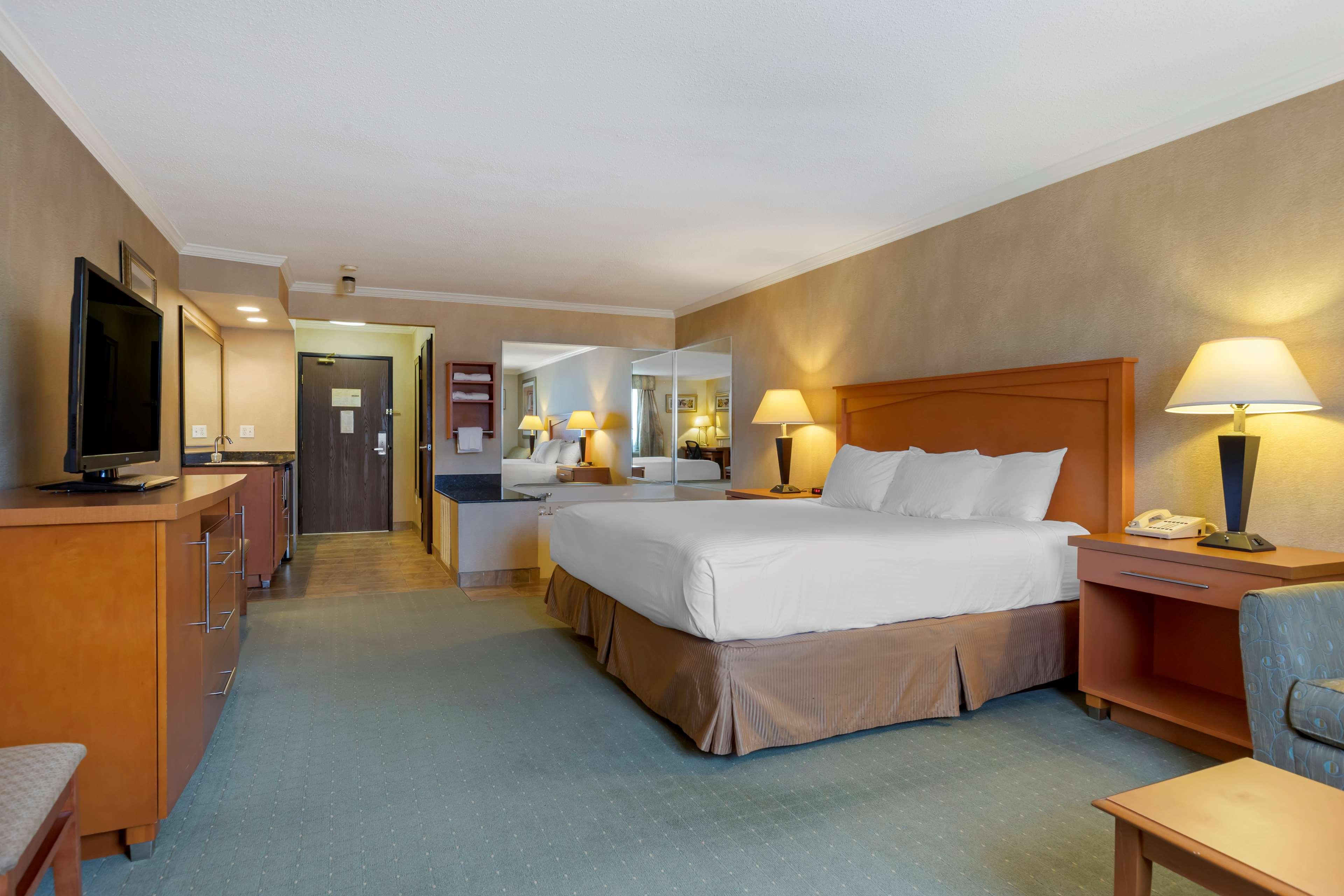 Inner, Suite, King Bed, Jetted Tub