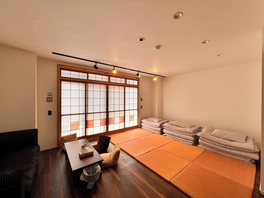 Traditional, Triple, 3 Futon Beds