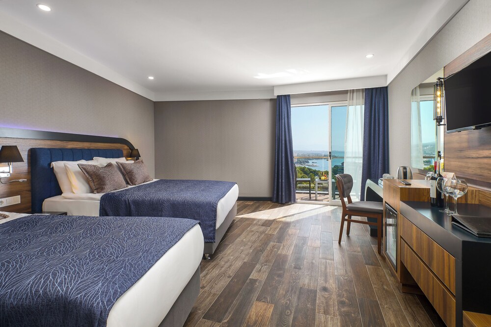 Standard, 1 Double and 1 Single Bed, Partial Sea View