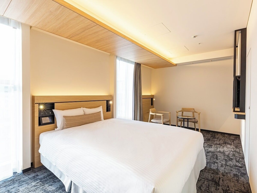 Moderate, Queen Bed