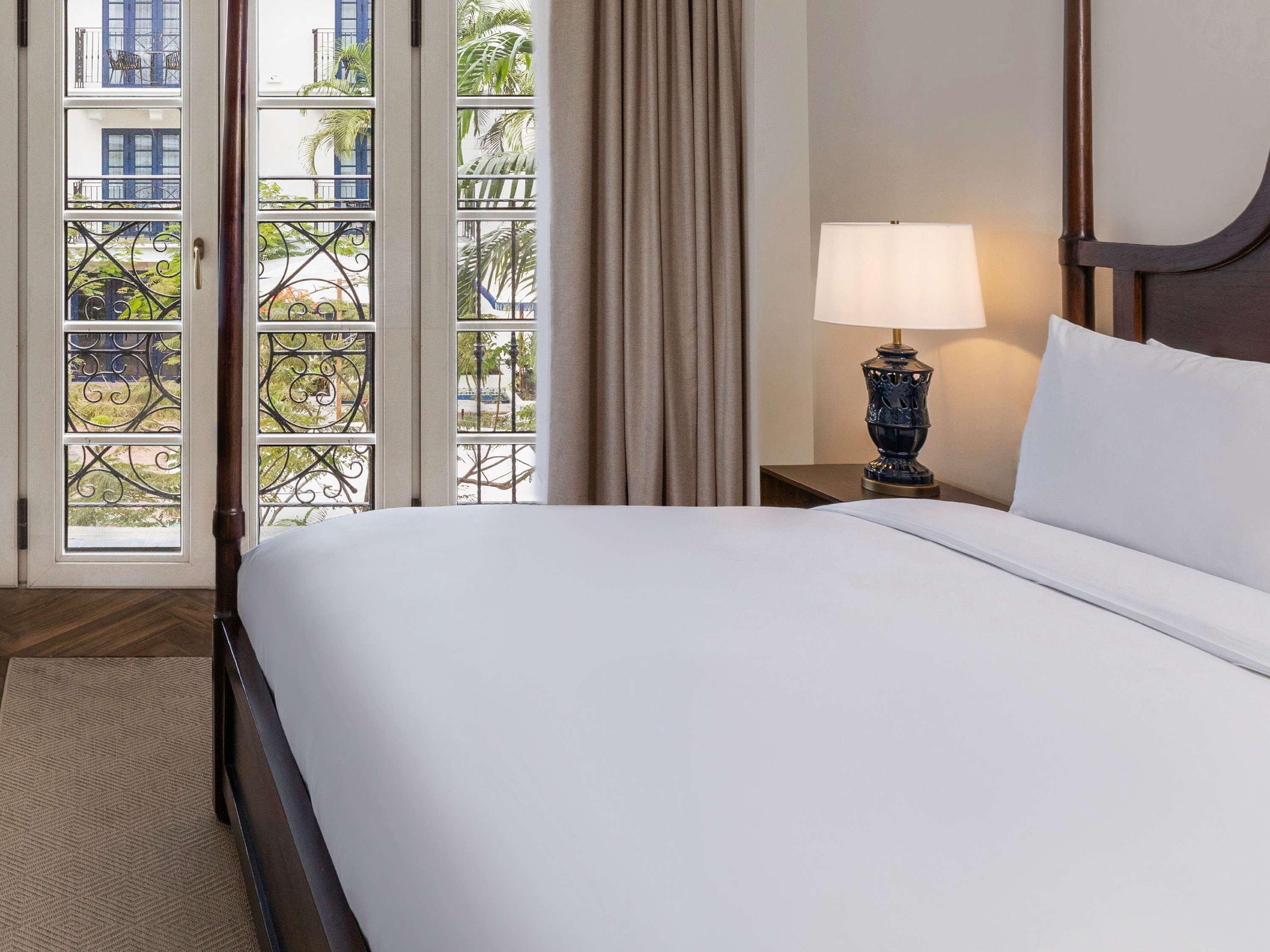 Plaza, King Bed, City or Courtyard View, Balcony