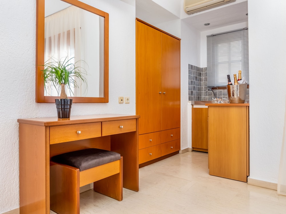 Alikes Suites & Studios 11/50