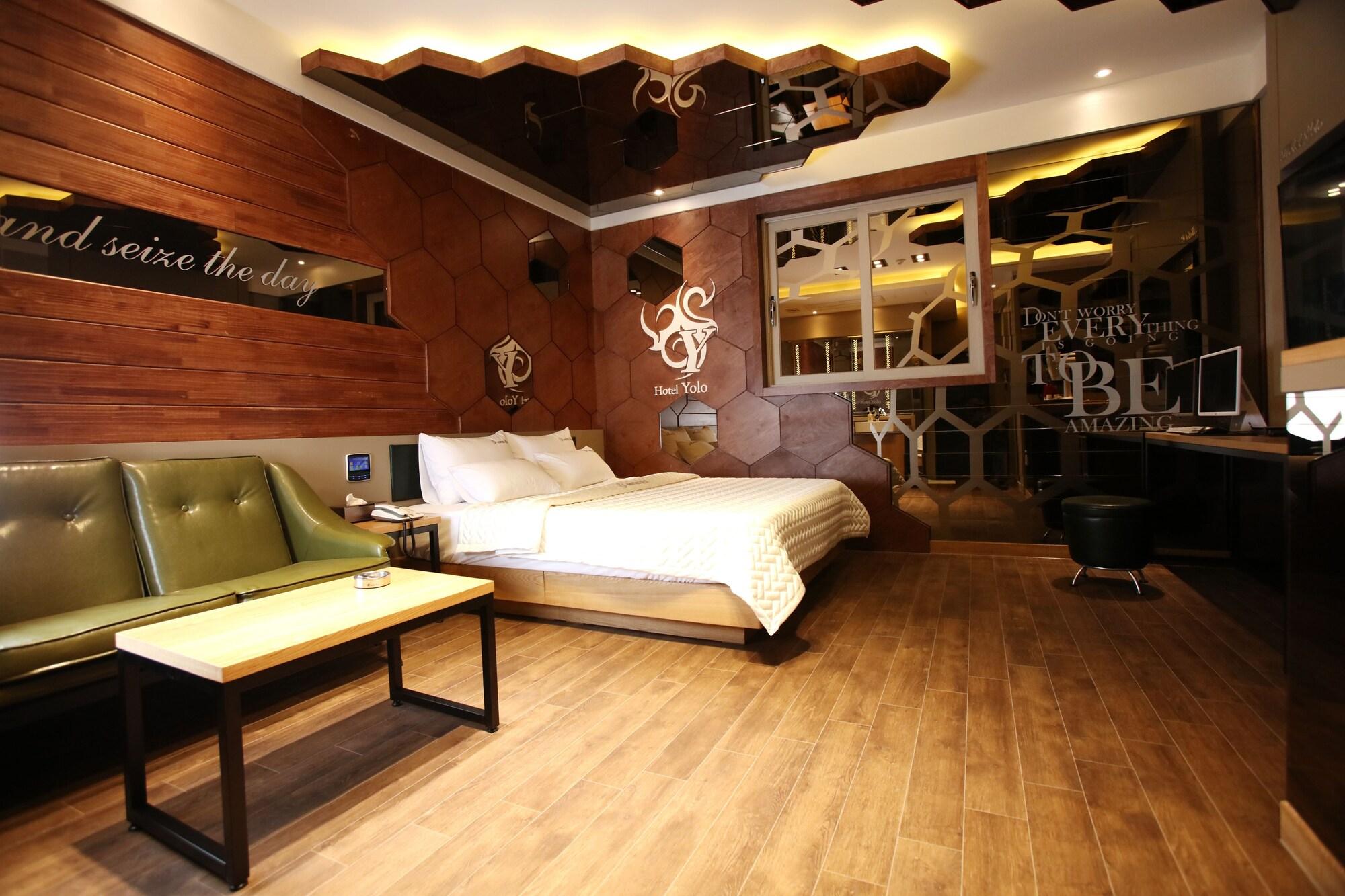 Hotel Yolo 12/53