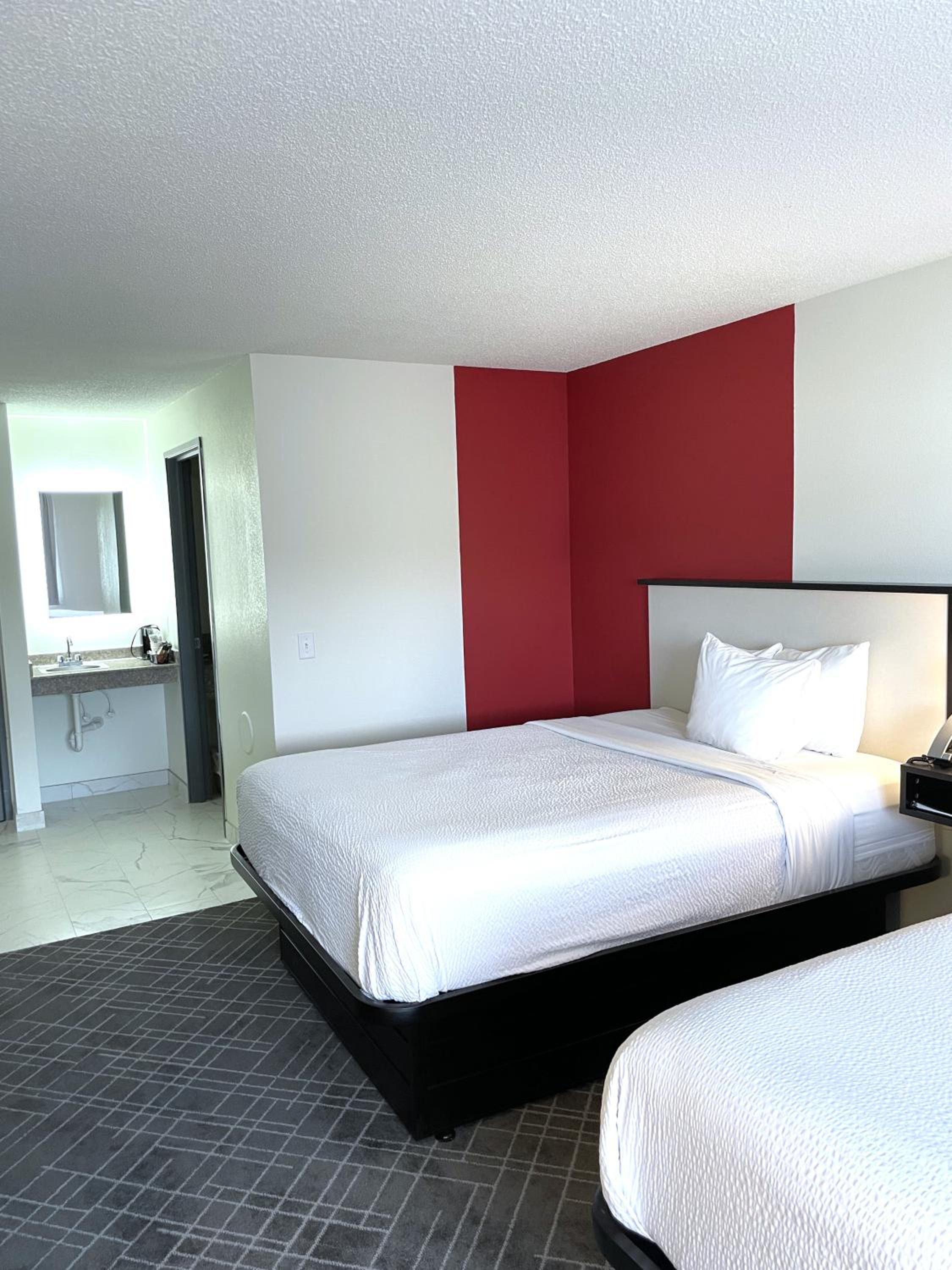 غرفة بسريرين كوين بحوض استحمام لذوي الإعاقة، Ramada by Wyndham Waupaca 2/10