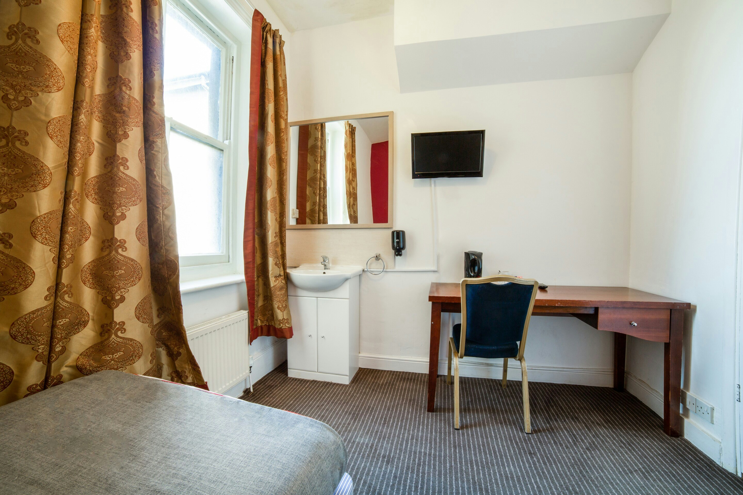 OYO The Strand Hotel 31/39