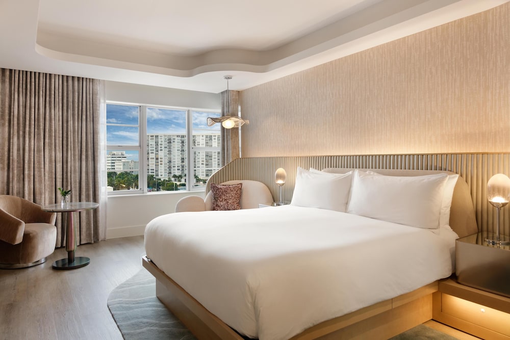 SKYLINE, LOFT, KING BED, BATHTUB