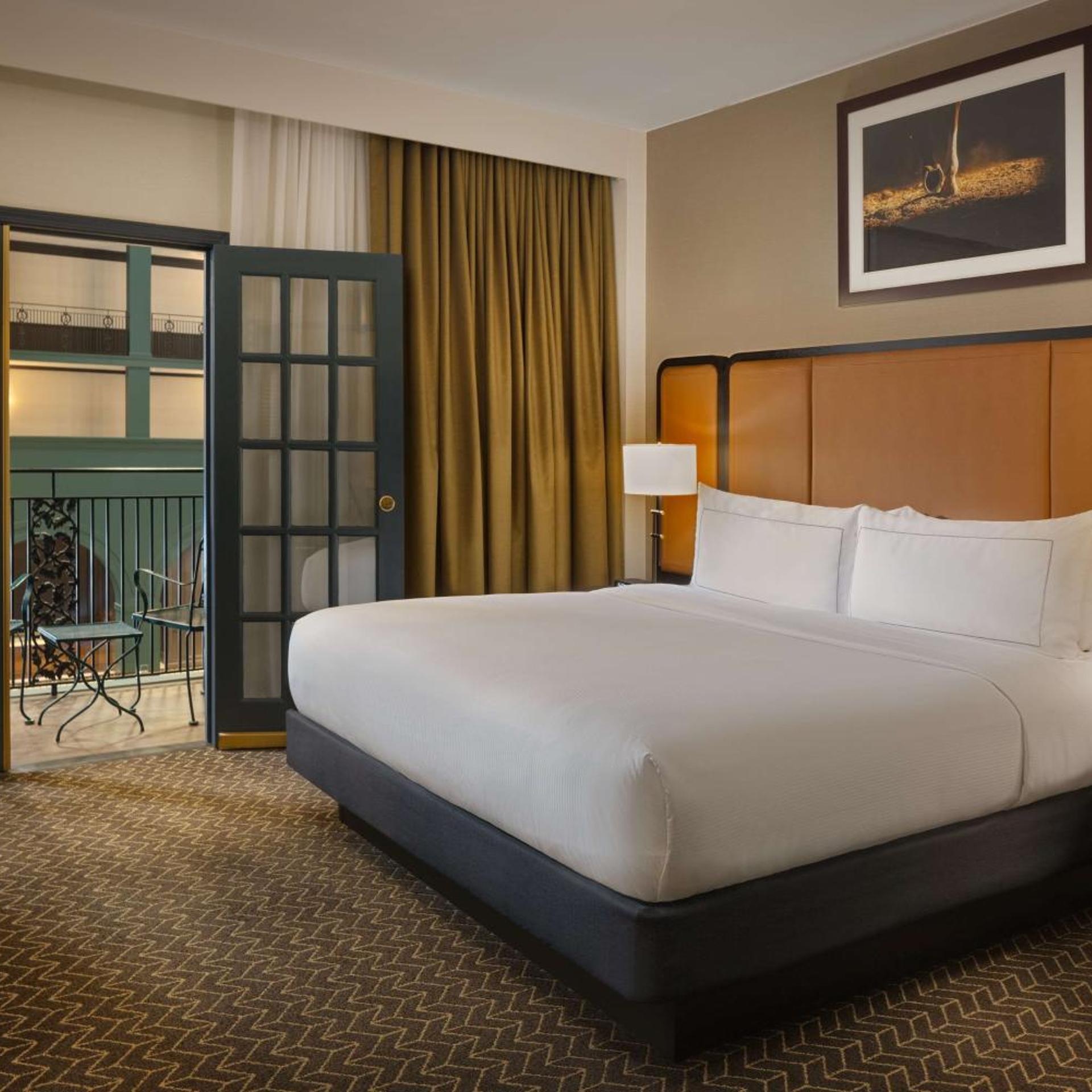 2 ROOMS, SUITE, KING BED, ATRIUM VIEW, BALCONY