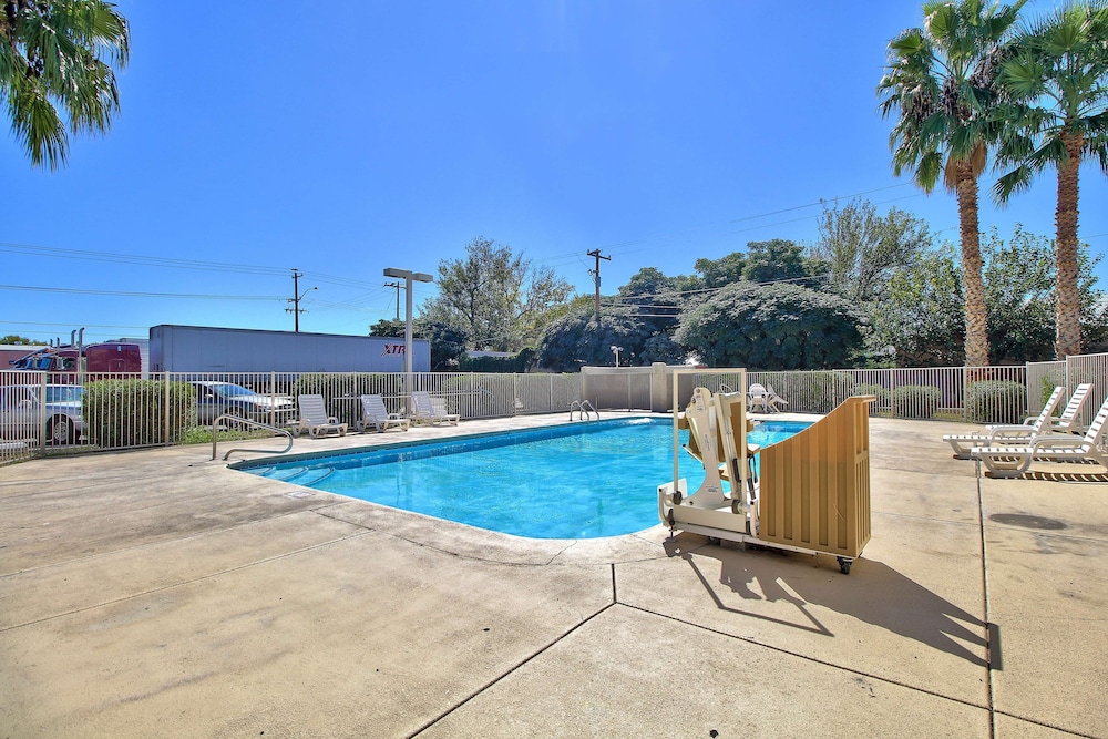 Motel6 Nogales, AZ - Mariposa Road 24/31