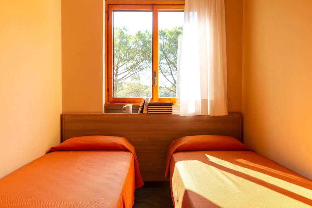 Deluxe, 1 Double and 4 Single Beds