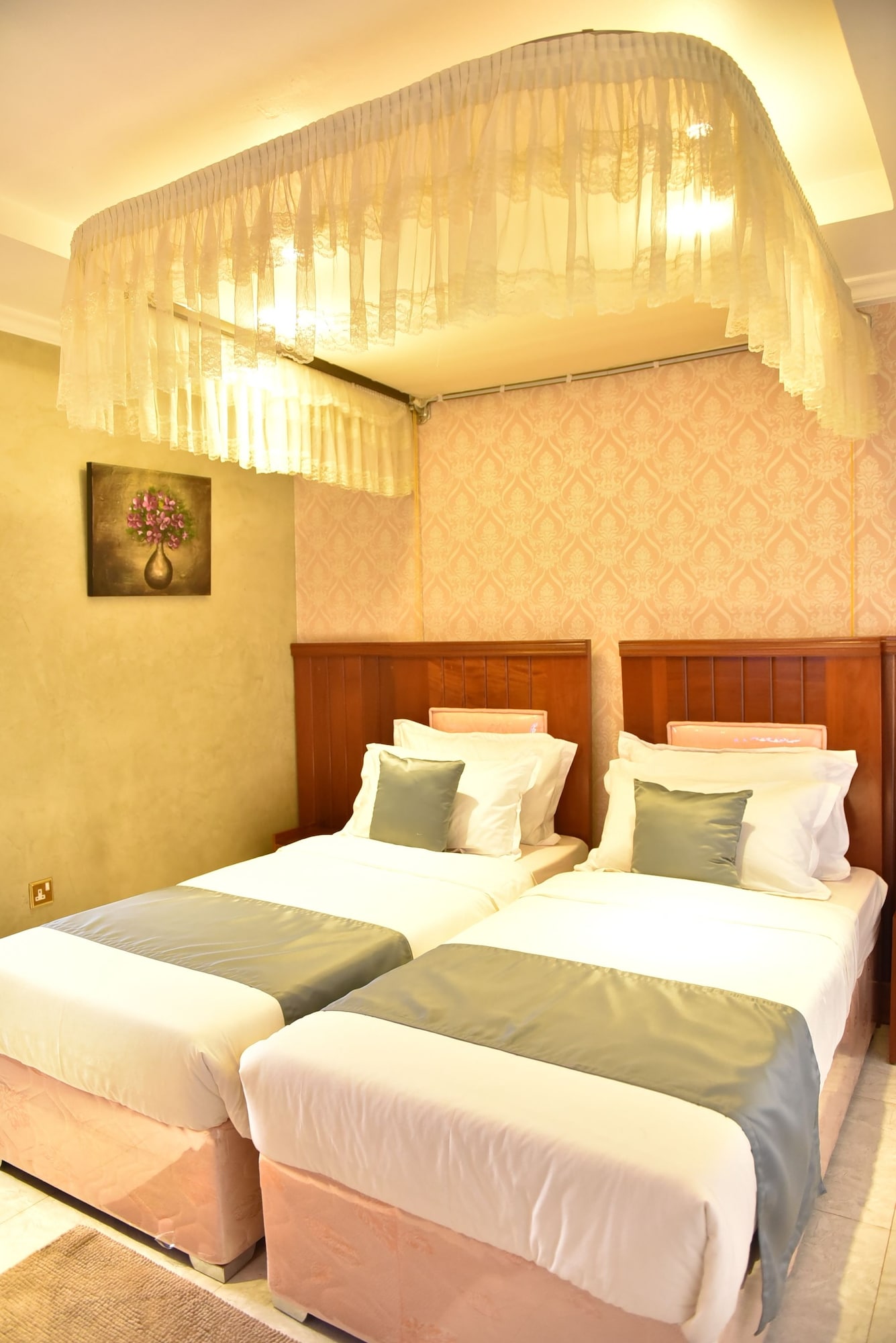 DELUXE, TWIN BEDS