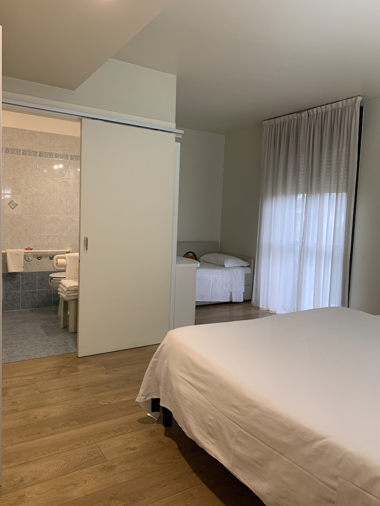 ROOM, QUADRUPLE, ACCESSIBLE