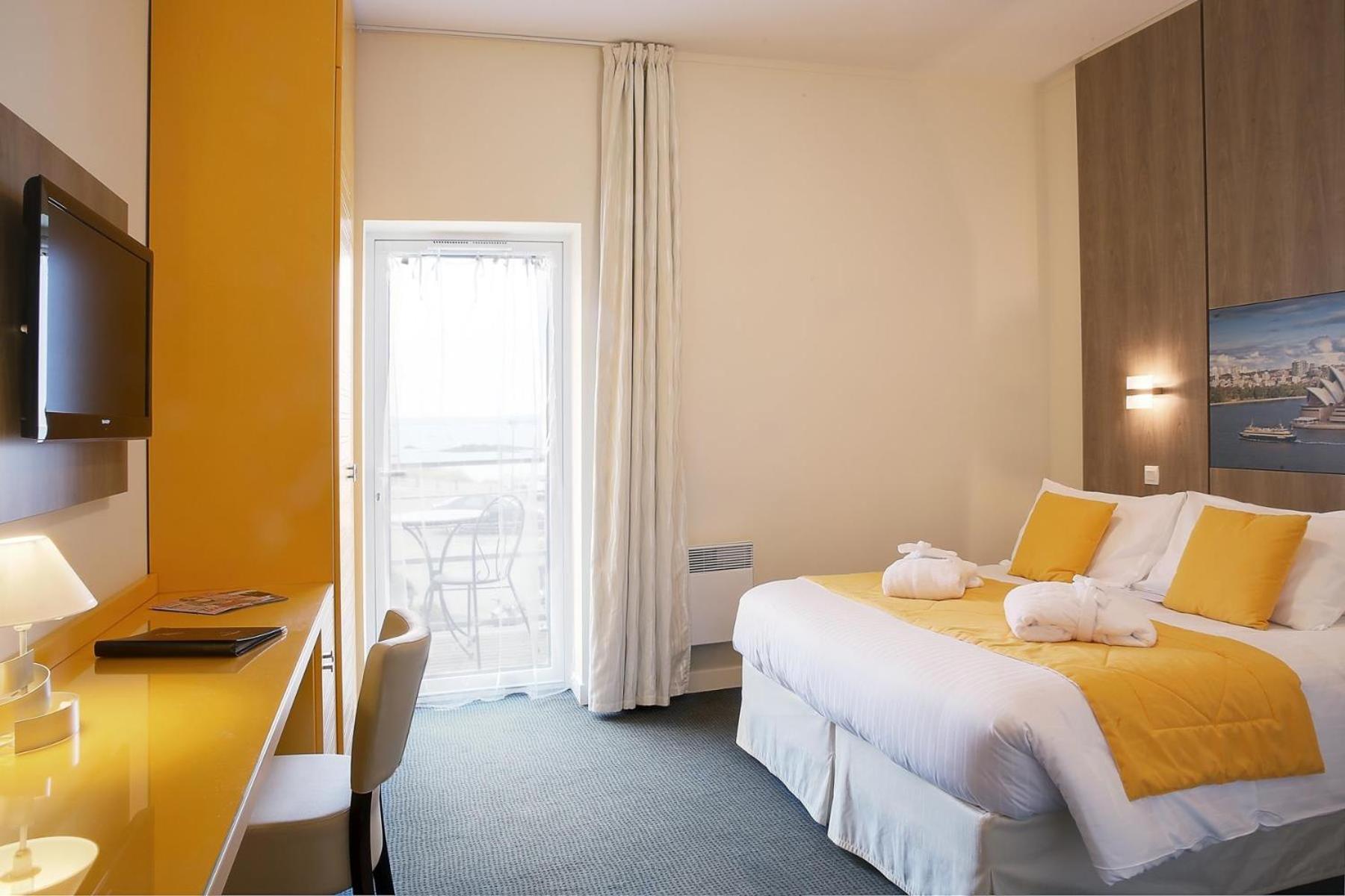 Superior, Queen Bed, Side Sea View