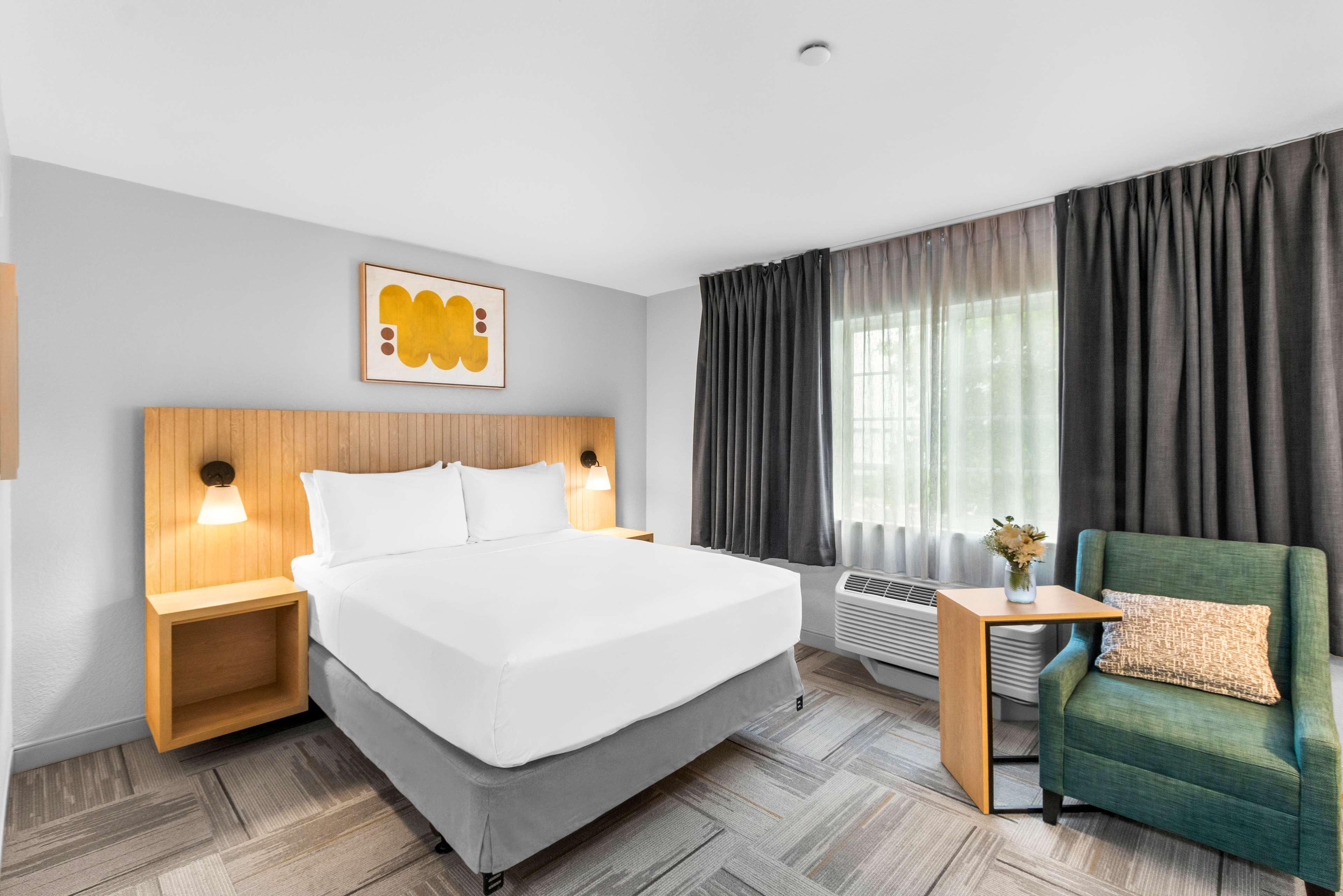 STUDIO, SUITE, KING BED