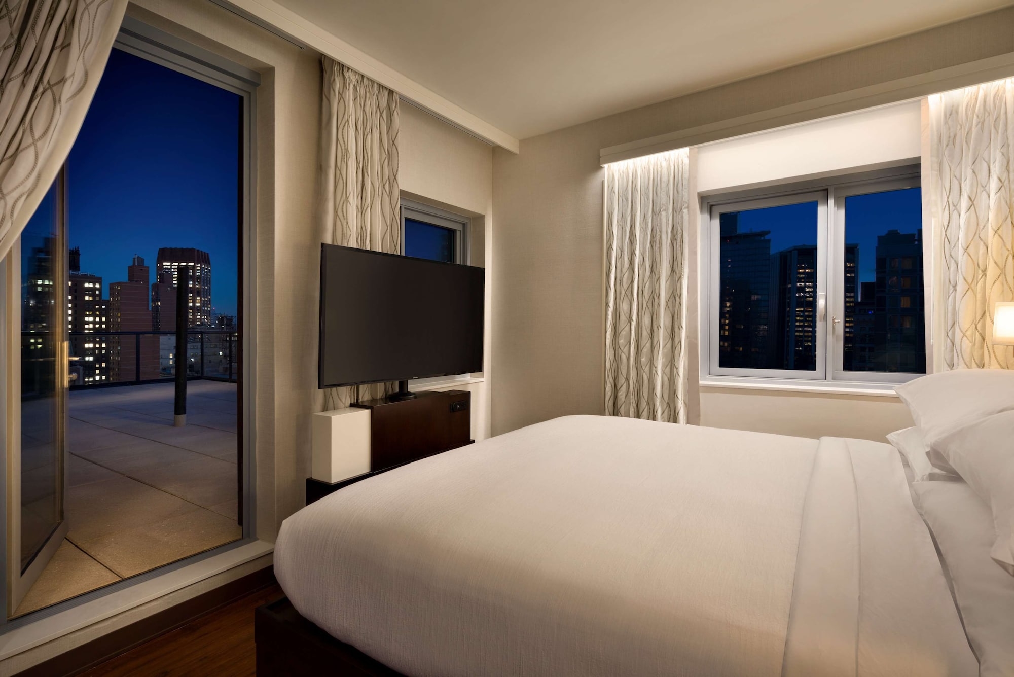ROOM, KING BED, CITY VIEW, BALCONY, ACCESSIBLE