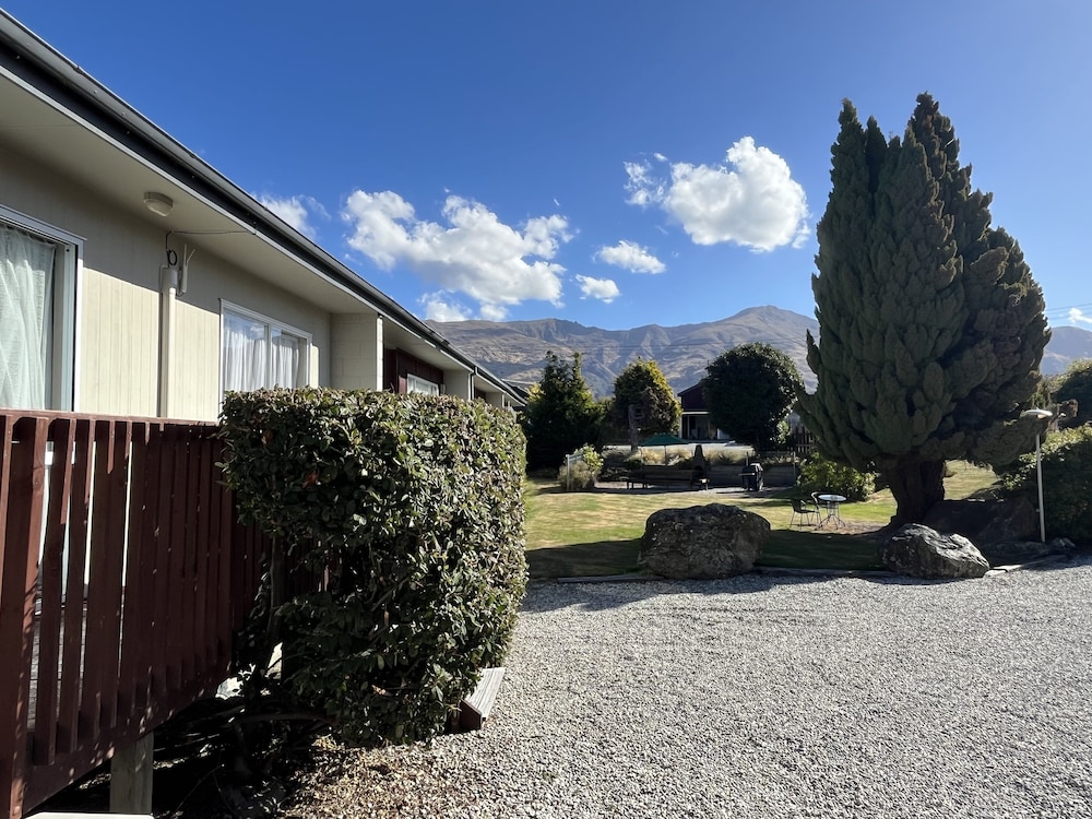 Manuka Crescent Motel 51/63