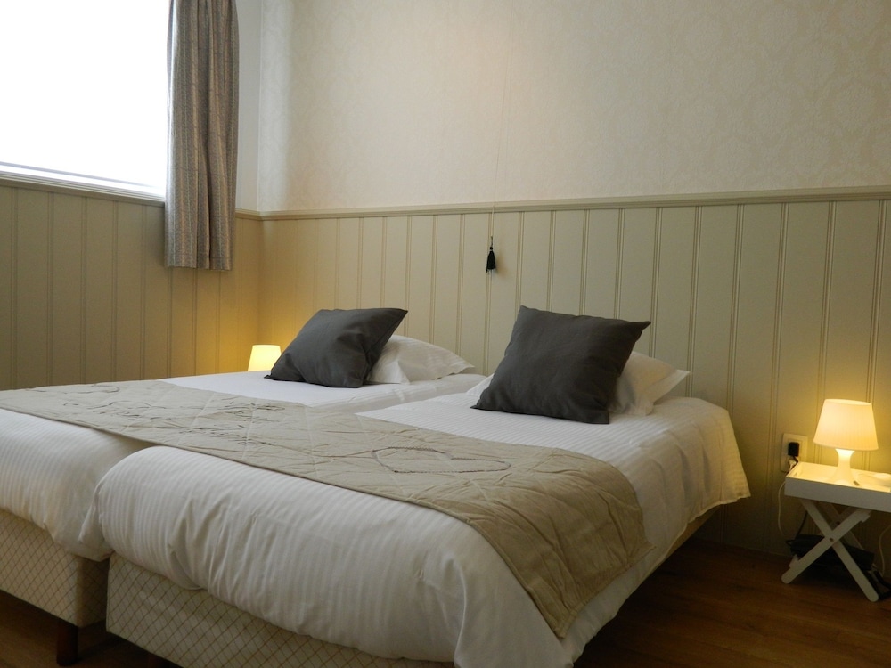 ROOM, DOUBLE BED