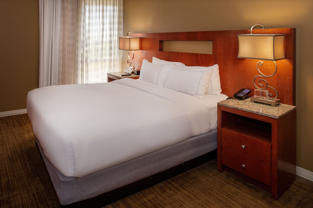 DELUXE, SUITE, KING BED