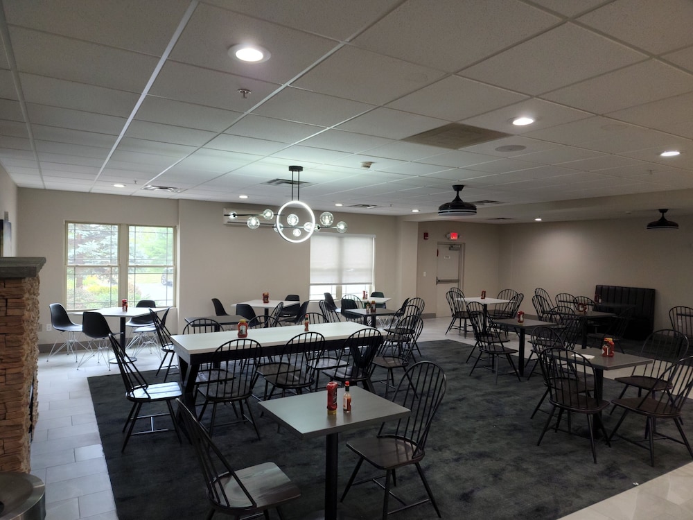 La Quinta Inn and Suites by Wyndham Lake George 36/50