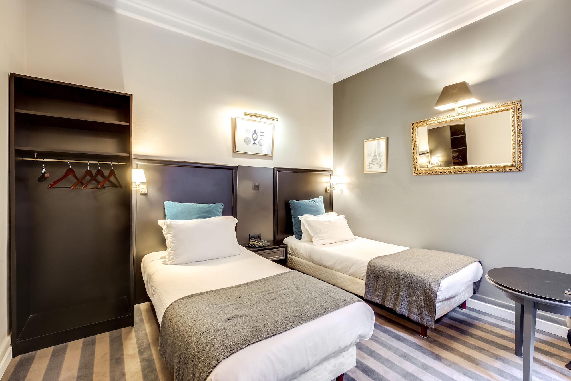 ROOM, TWIN BEDS