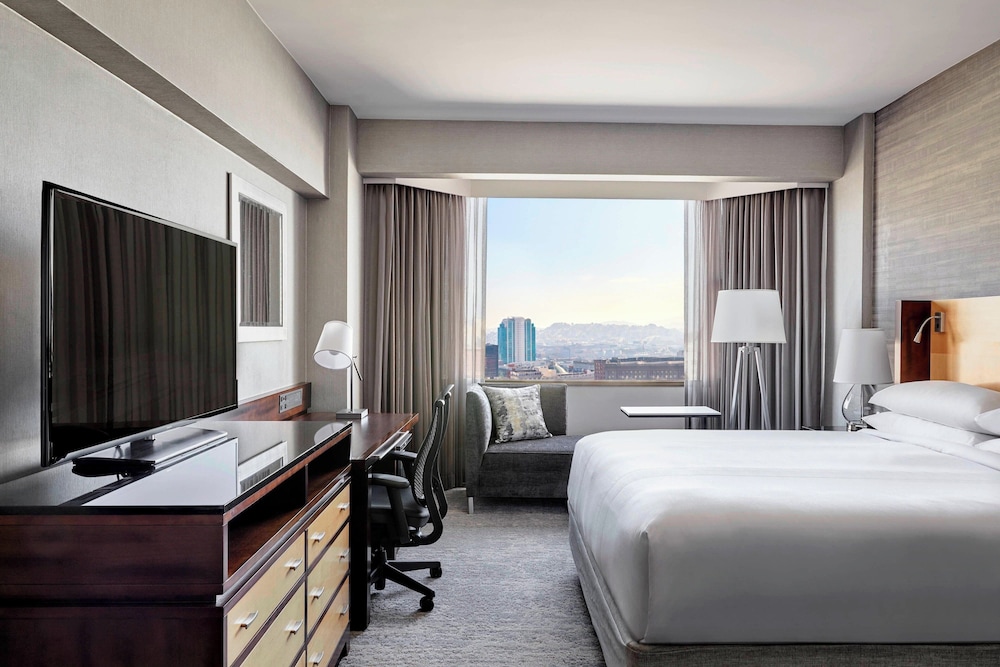 Suite, King Bed, Bay View, Sofa