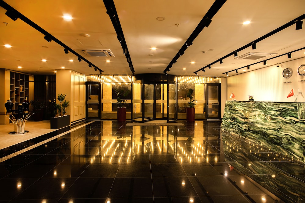 Moncher Hotel 4/28