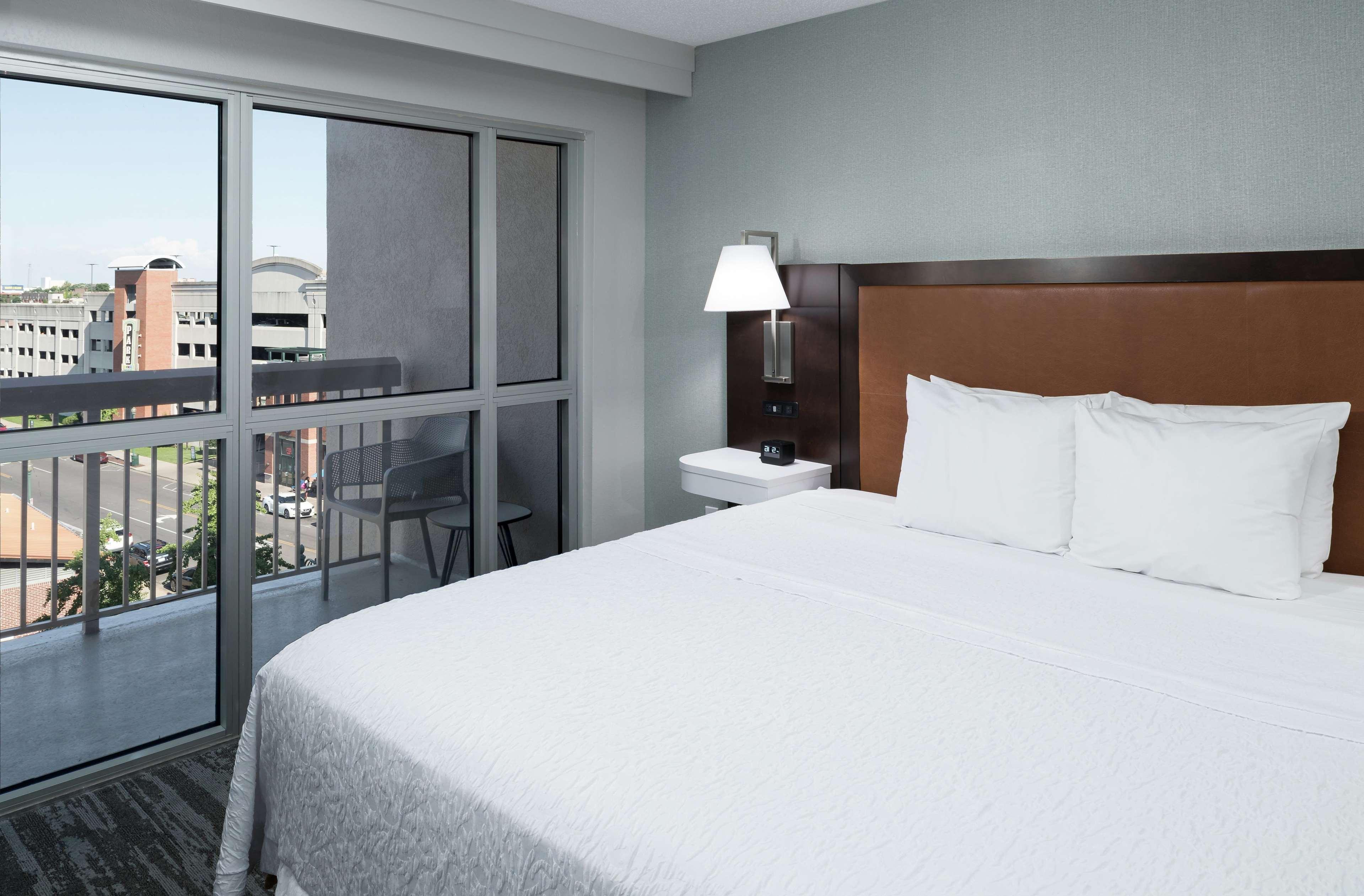 1 BEDROOM, SUITE, KING BED, BALCONY, KITCHEN